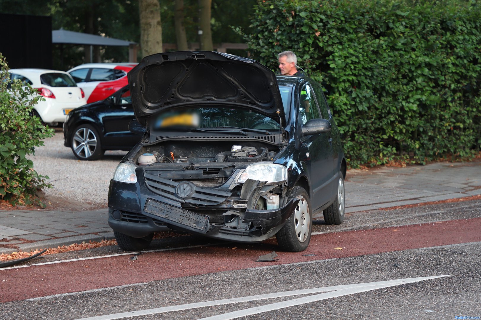 Forse schade na botsing tussen twee auto’s in Nijmegen