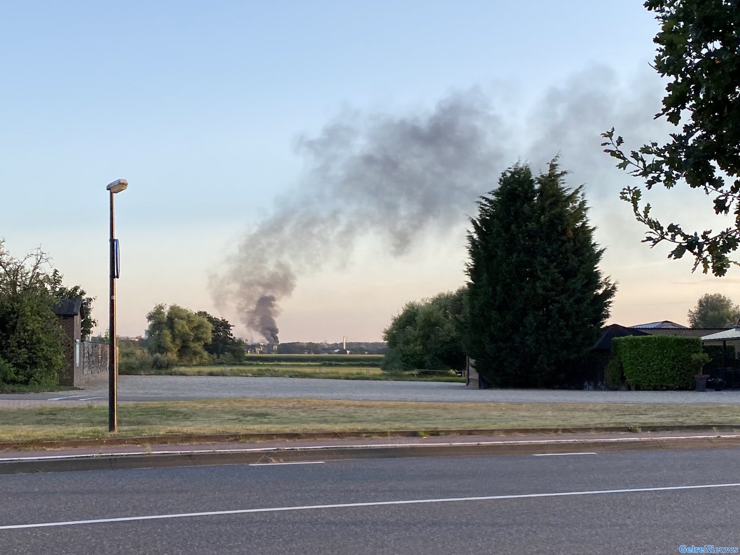 Rook van grote brand in Weurt van ruime afstand te zien