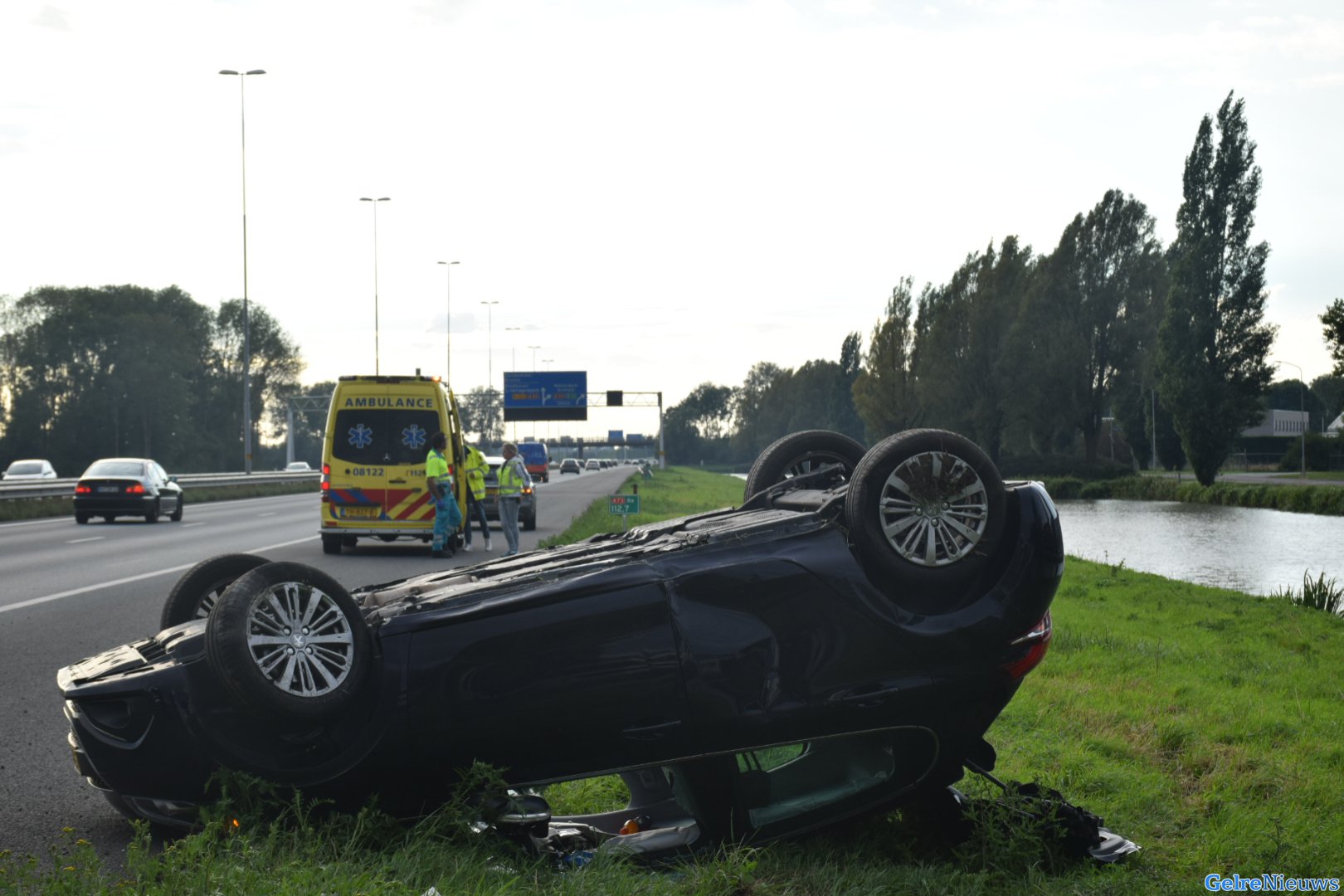 Auto slaat over de kop op de A73 bij Beuningen