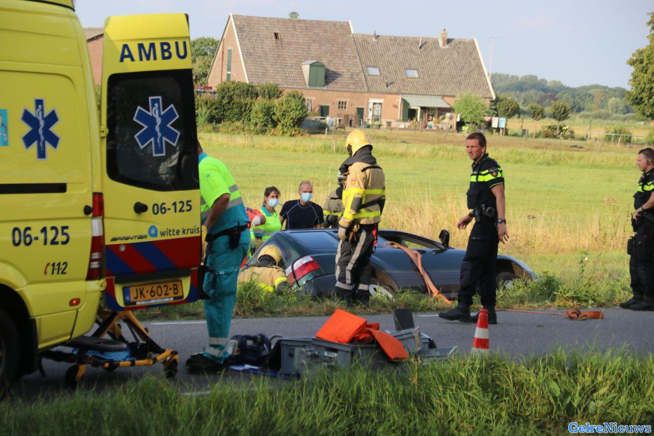 Automobilist bekneld en in kritieke toestand na ongeval