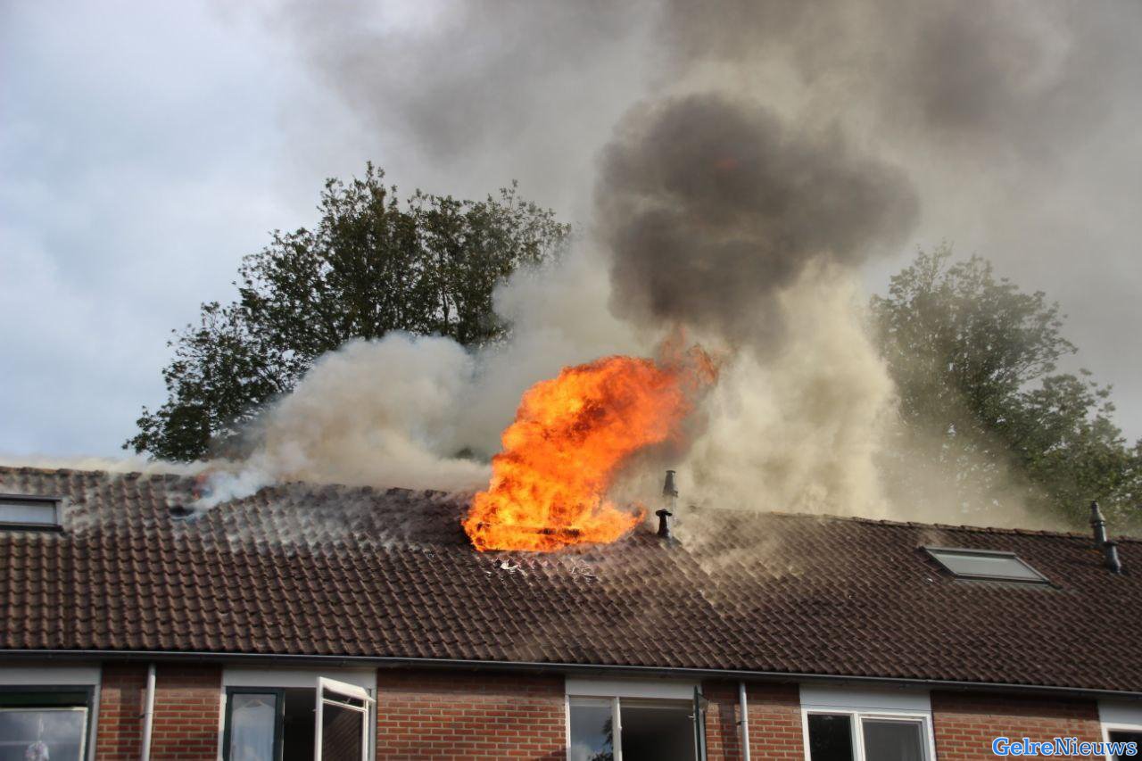 Uitslaande brand in woning Apeldoorn: drie woningen beschadigd