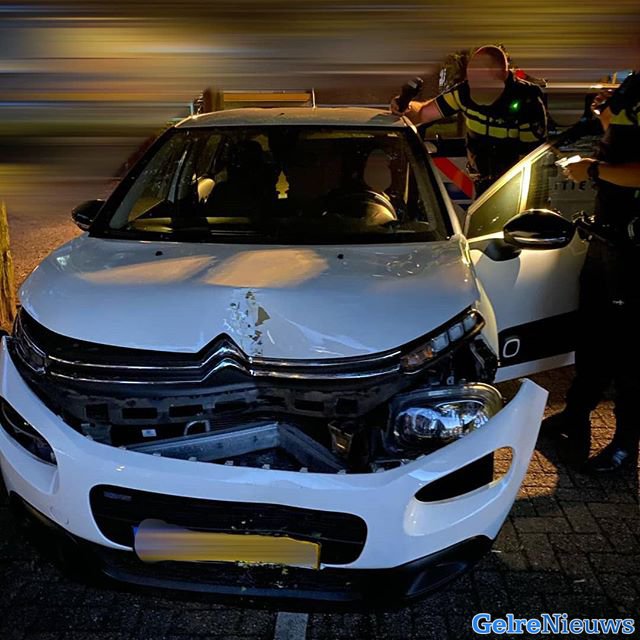 Vrouw rijdt na paar drankjes met auto tegen boom