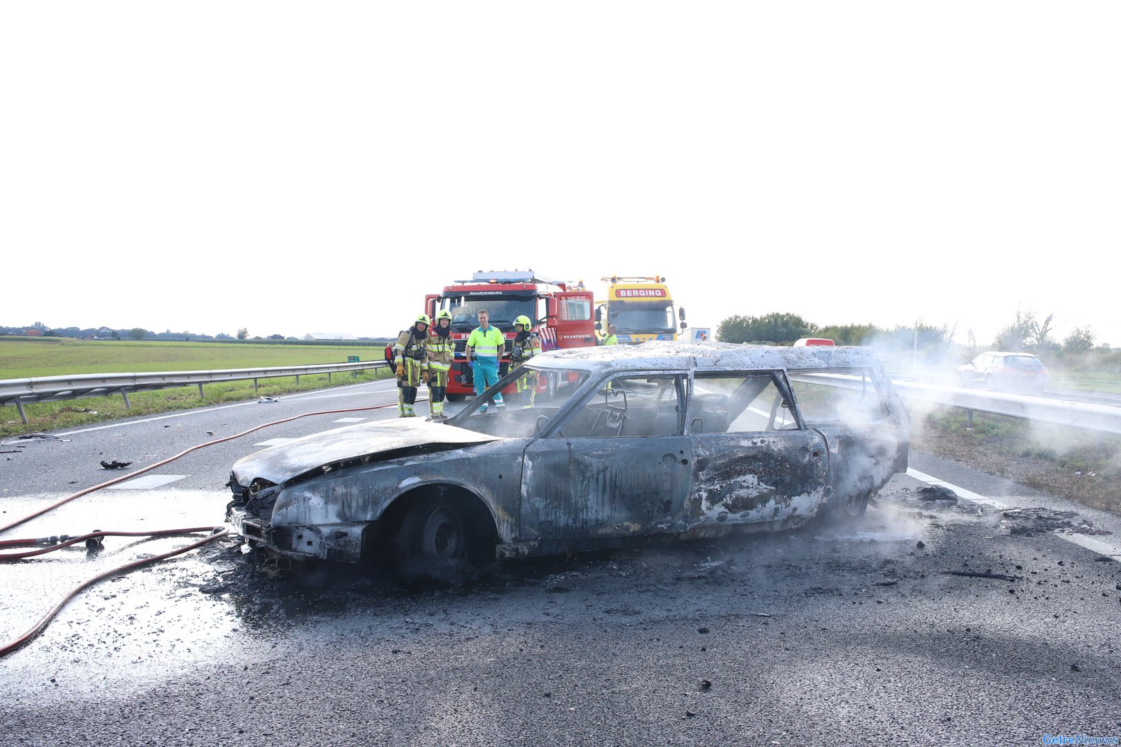 Auto vliegt in brand na ongeval op A15