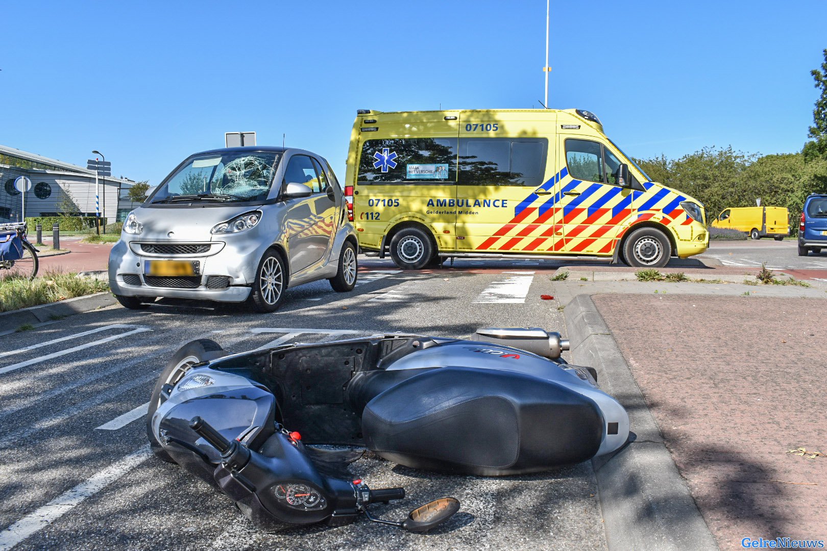 Automobilist schept scooterrijder in Haalderen