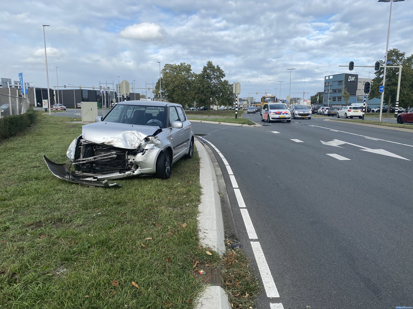 Auto wijkt uit voor ambulance en botst tegen medeweggebruiker