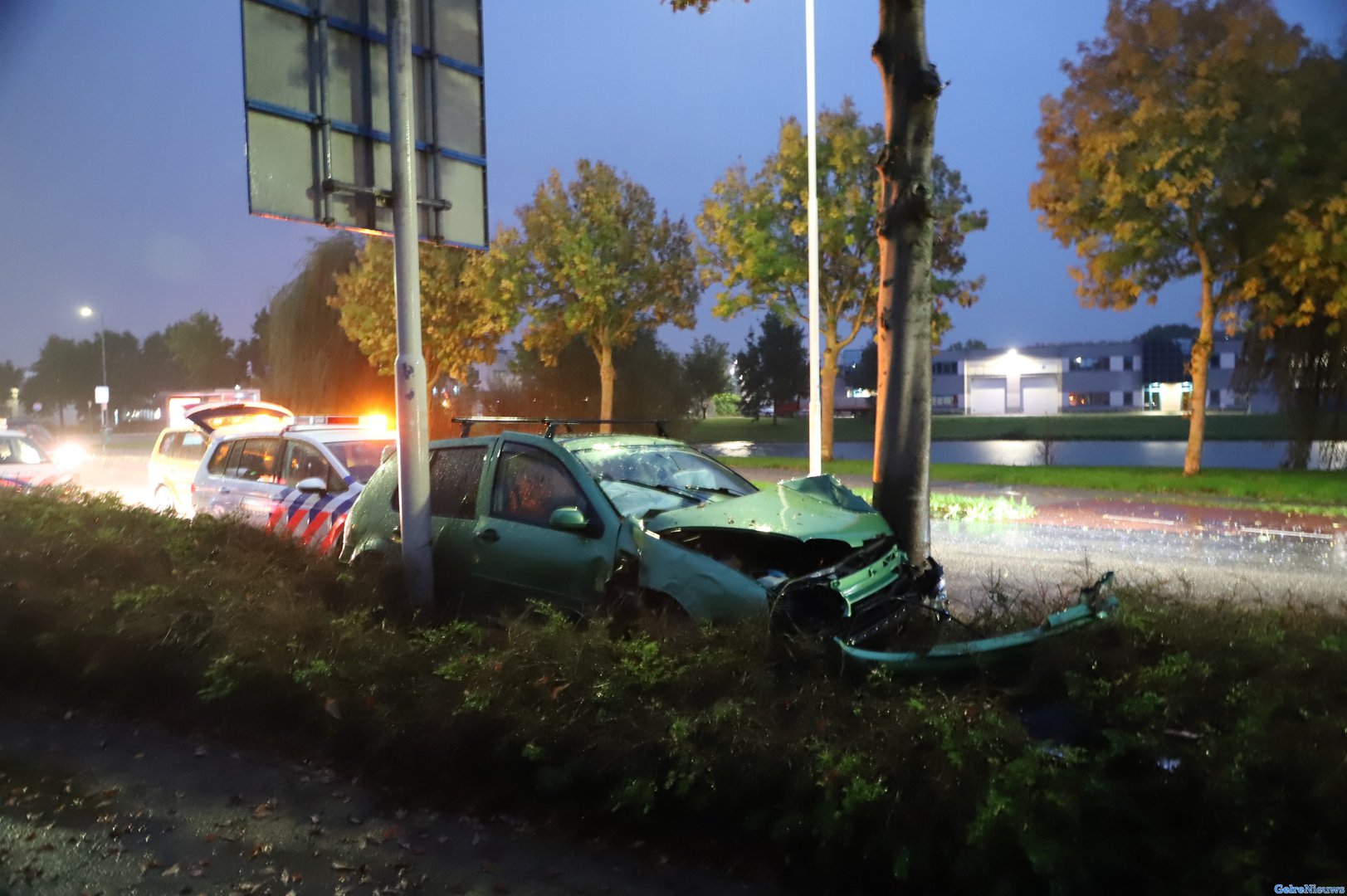 Personenauto knalt frontaal op boom in Nijmegen