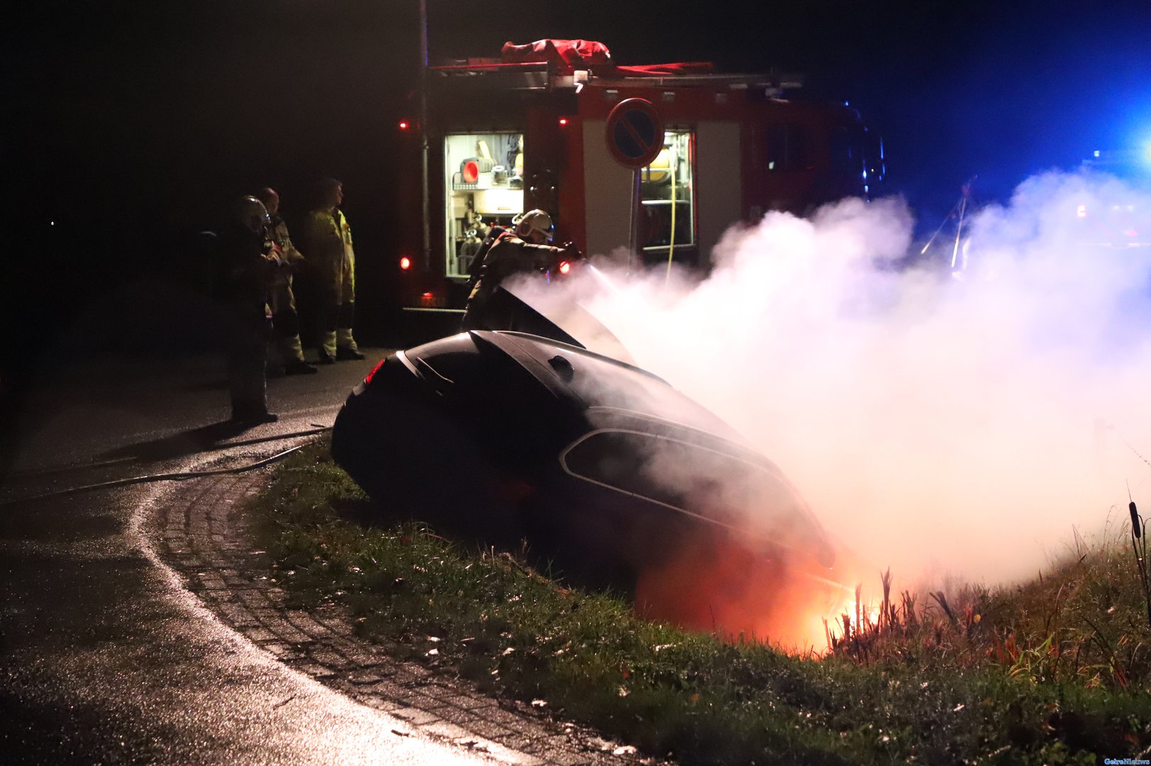 Auto vliegt in brand na ongeval in Beuningen