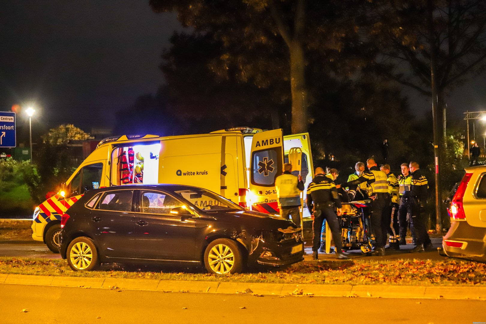 Motoragent raakt gewond na aanrijding met auto