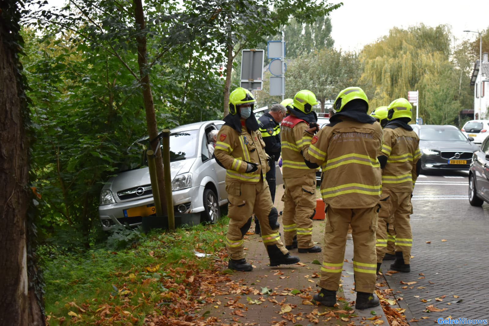 Ouder echtpaar rijdt tegen boom langs sloot