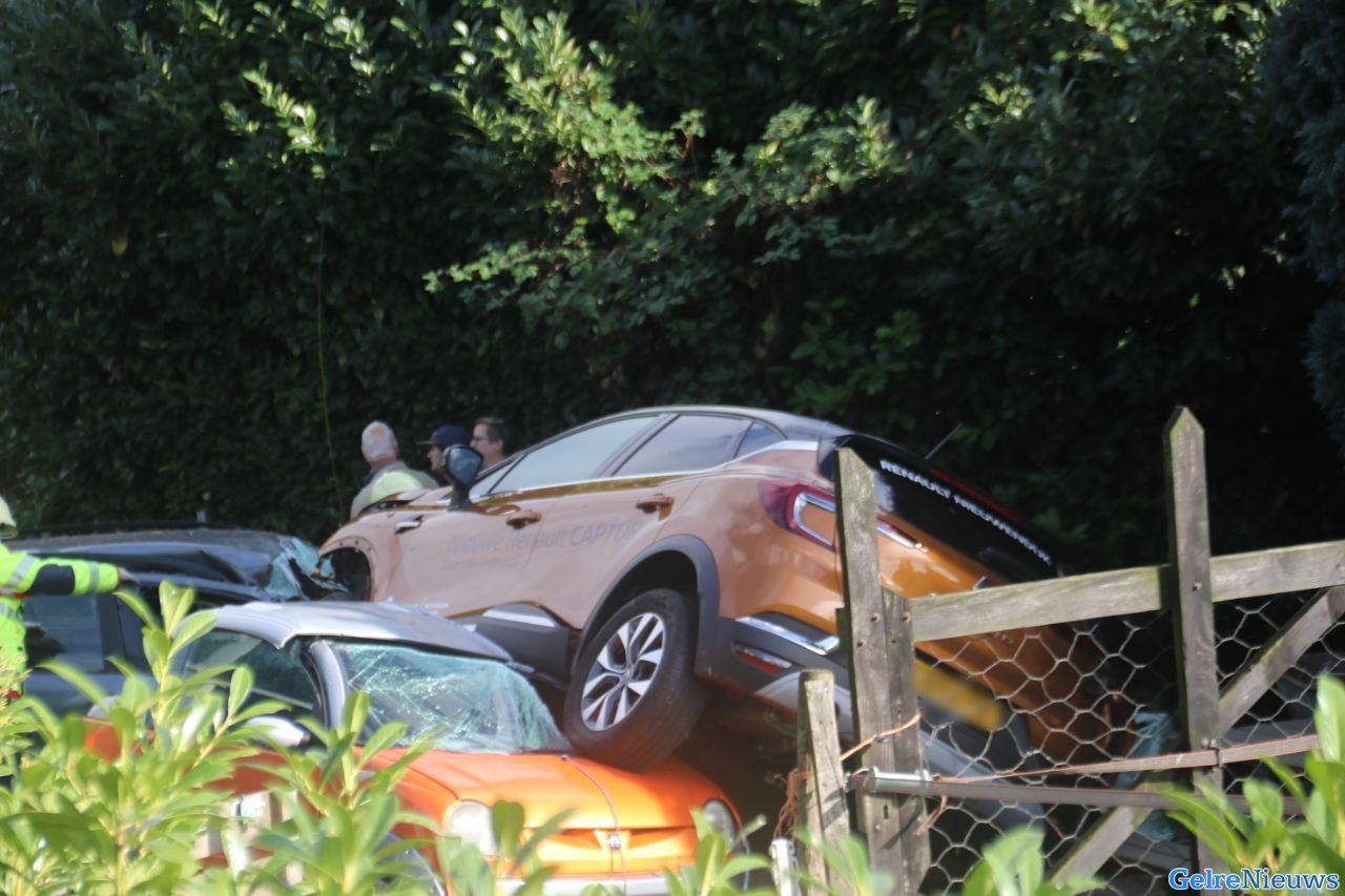 Auto schiet van snelweg af en belandt bovenop geparkeerde auto’s in tuin