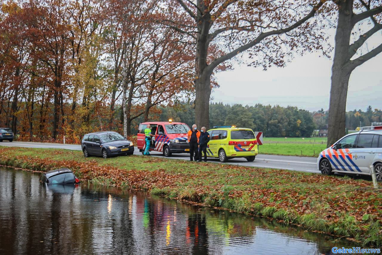 Auto raakt te water in Kanaal Zuid