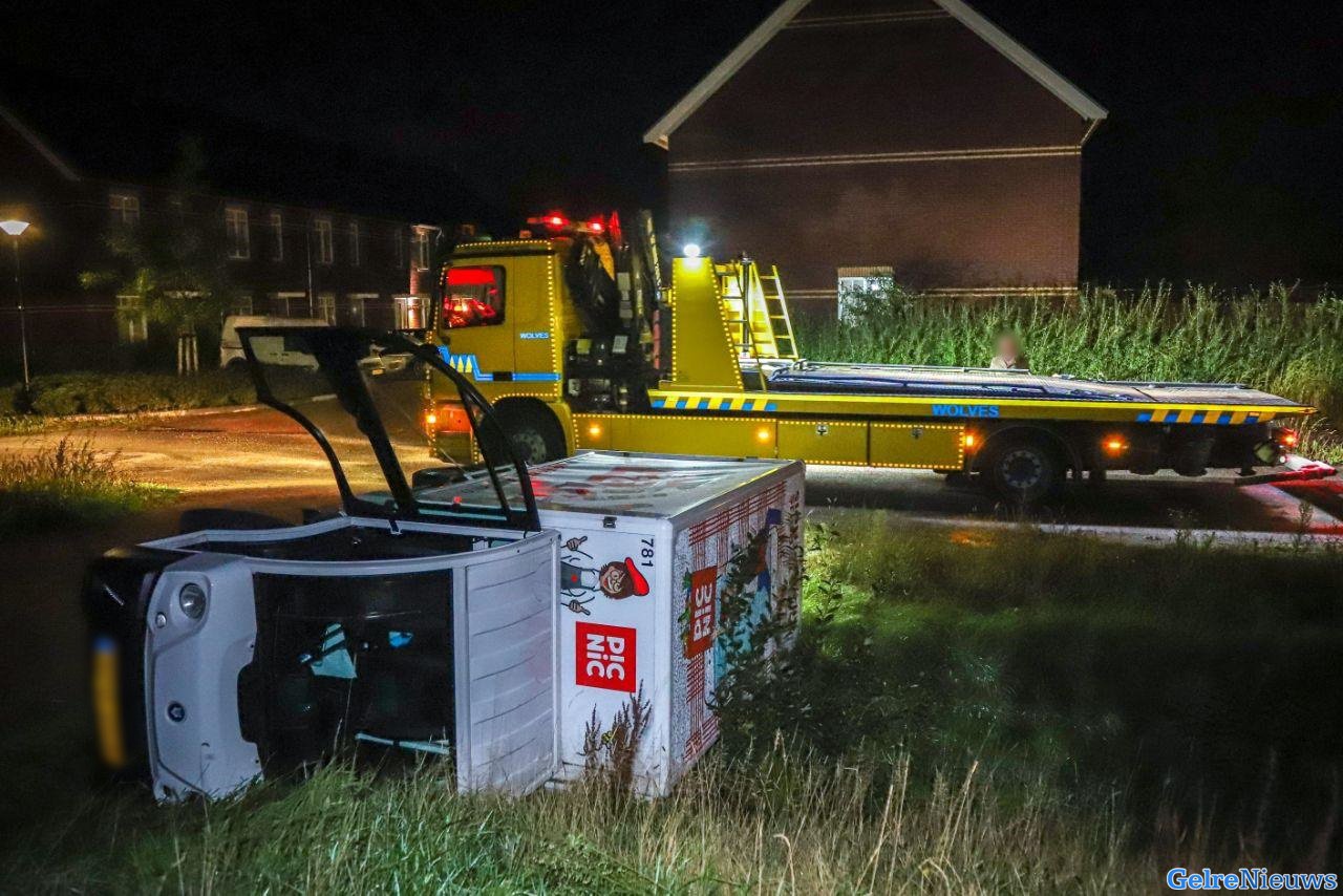 Bezorgwagen Picnic raakt van de weg en belandt op zijn kant