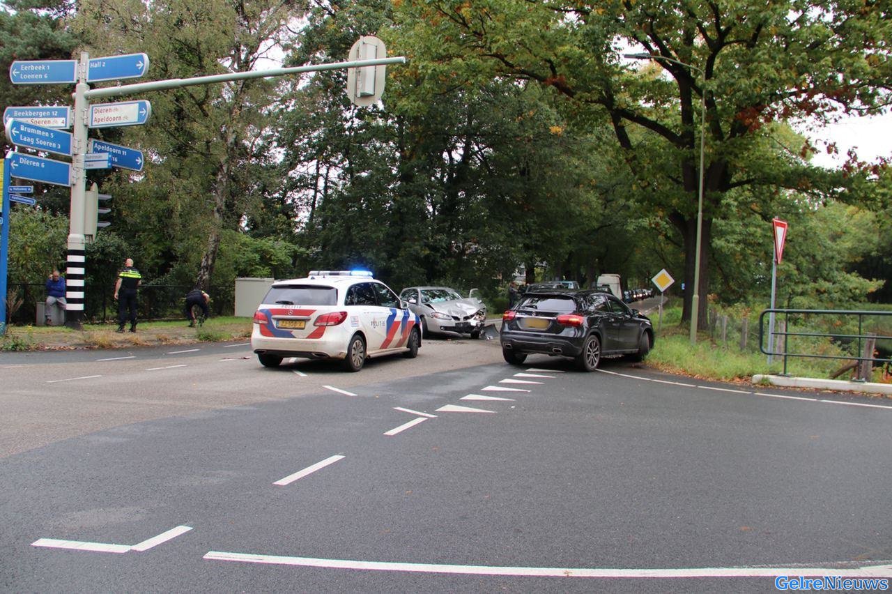 Frontale aanrijding tussen twee auto’s in Hall