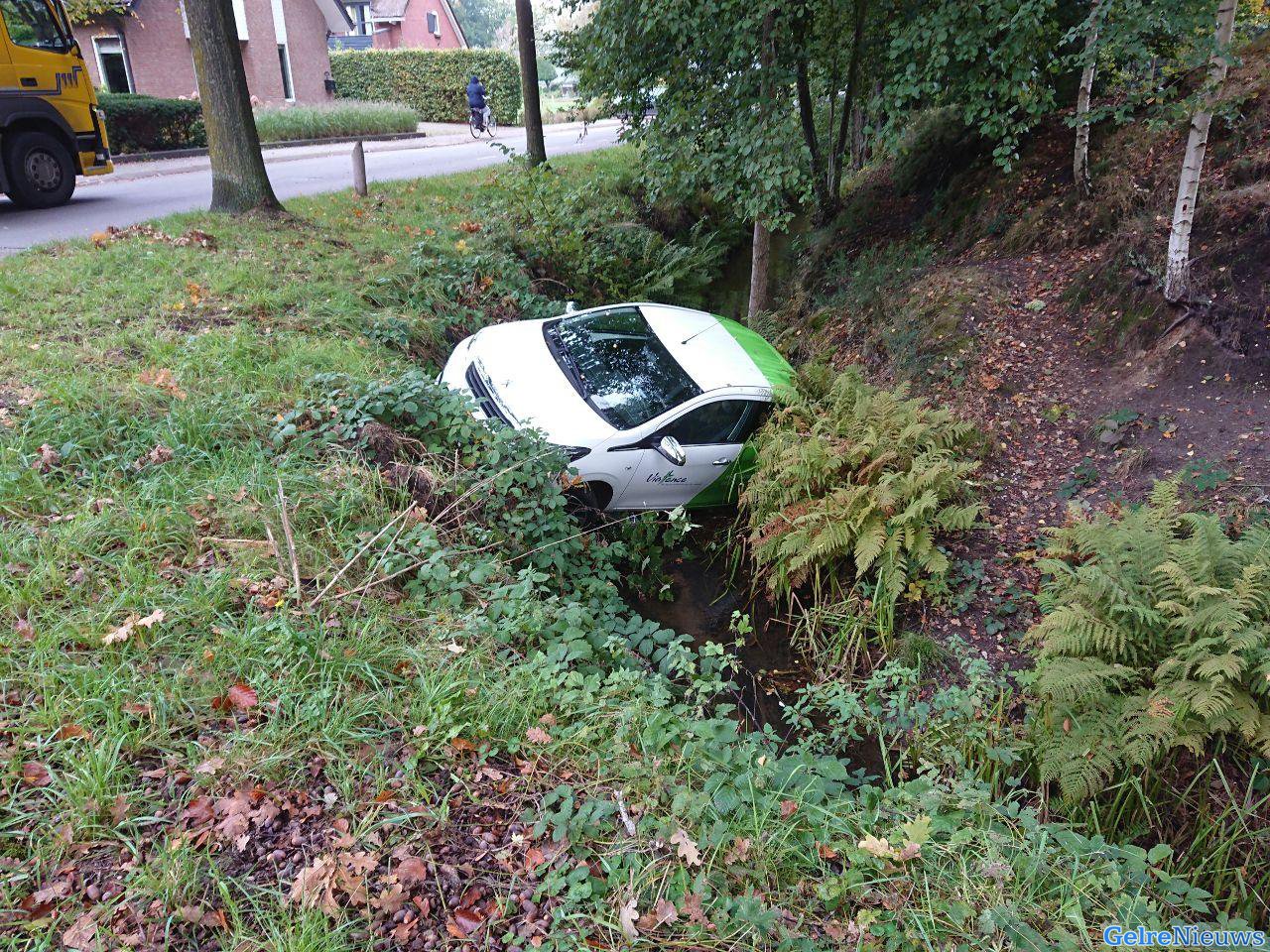 Auto zonder bestuurder rolt de sloot in