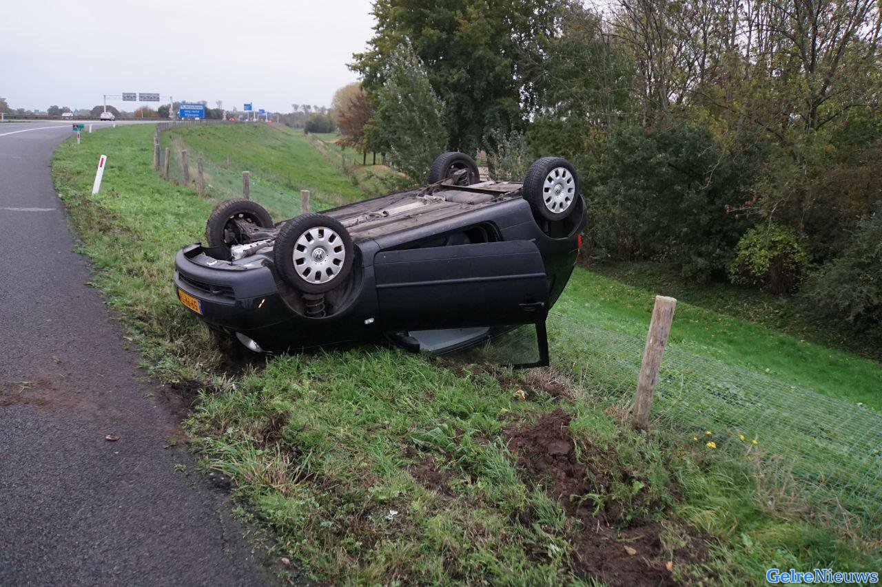 Auto over de kop op toerit vanuit A50: forse file en vertraging