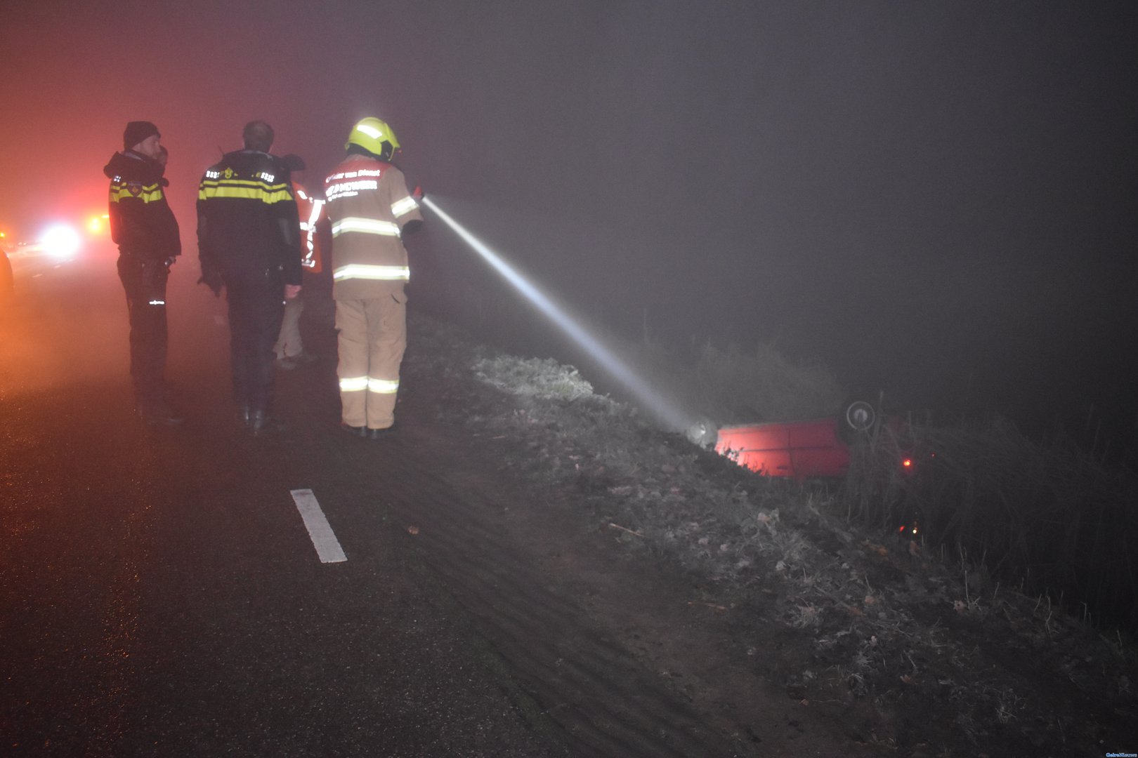 Auto met vier mensen crasht door dichte mist en belandt op kop in rivier