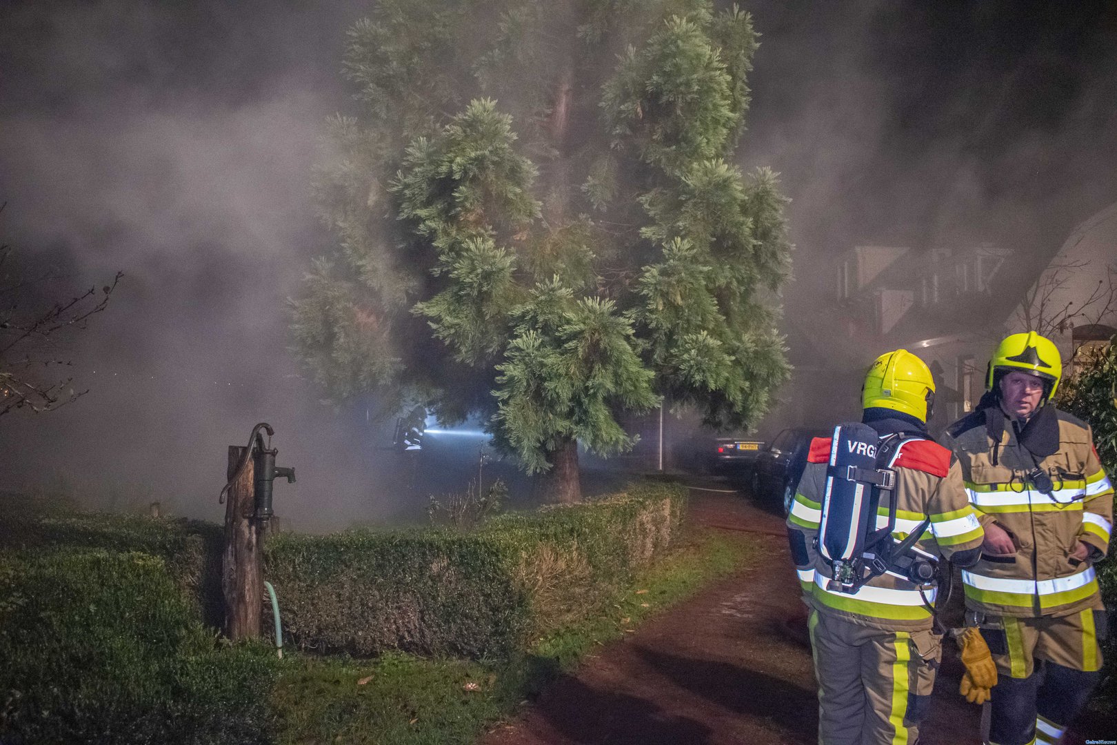 Auto in brand naast woning in Nijmegen Lent