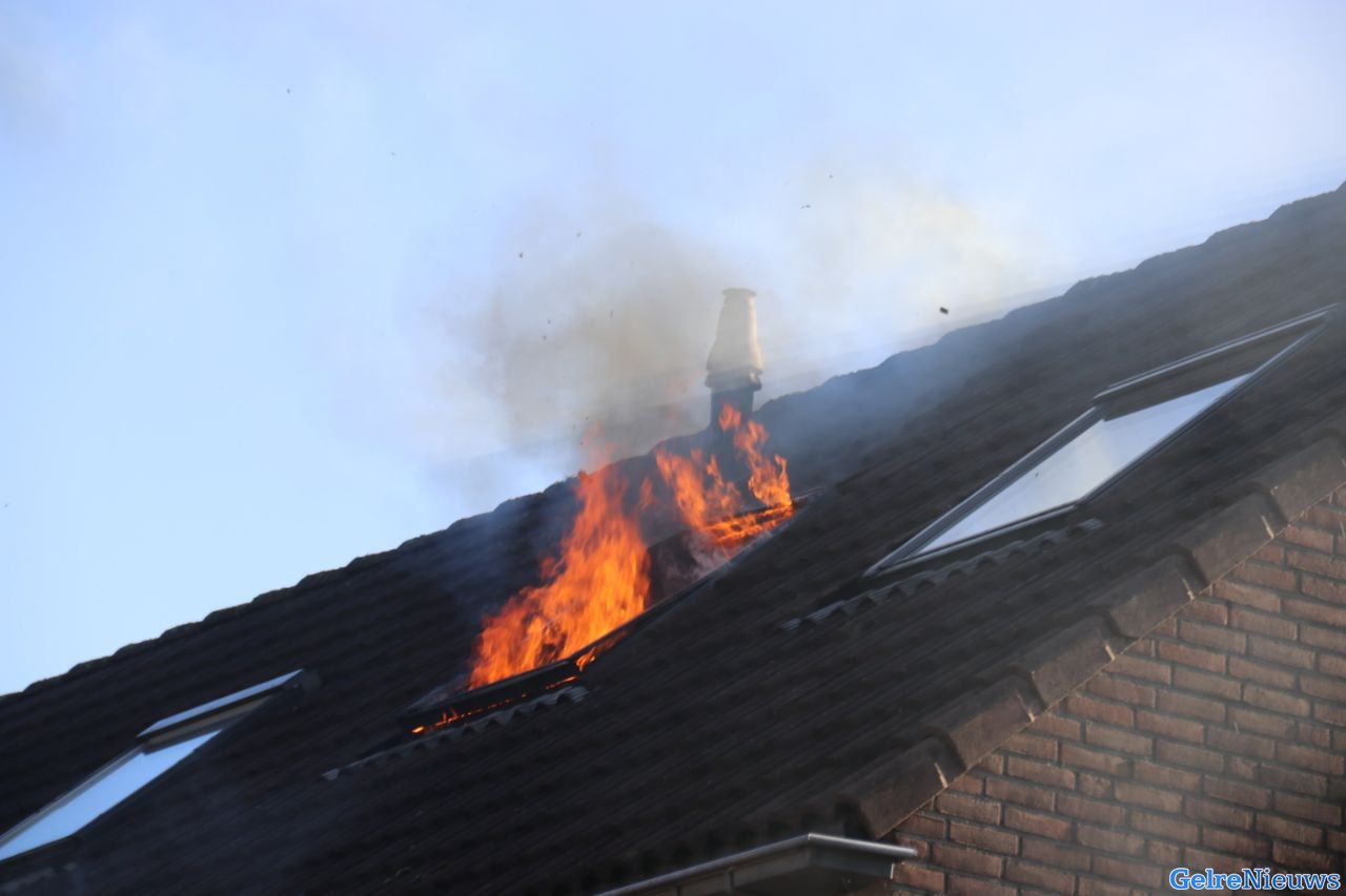 Droger vliegt in brand in woning Apeldoorn: forse vlammen uit de zolder