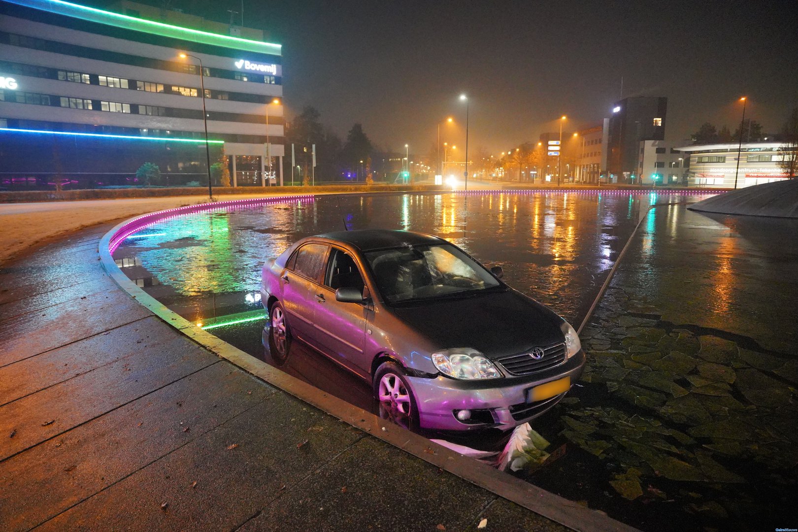 Auto belandt in vijver Takenhofplein Nijmegen