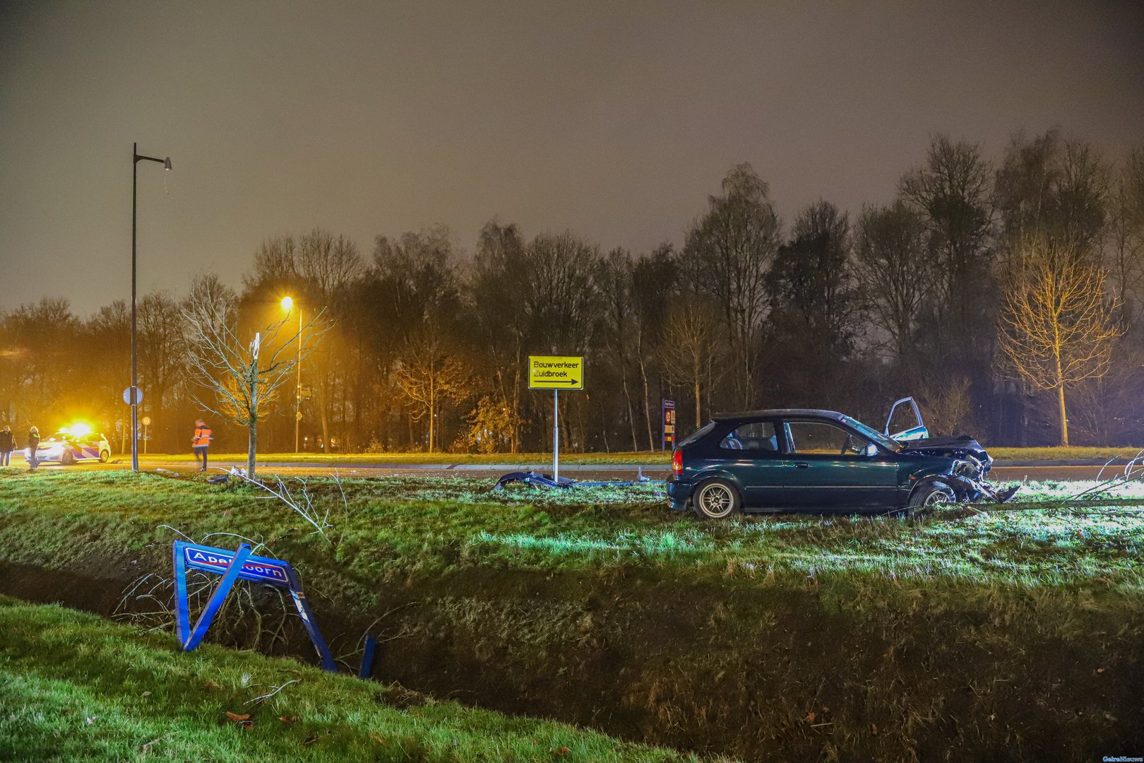 Automobilist ramt in Apeldoorn lantaarnpaal, boom en plaatsnaambord omver