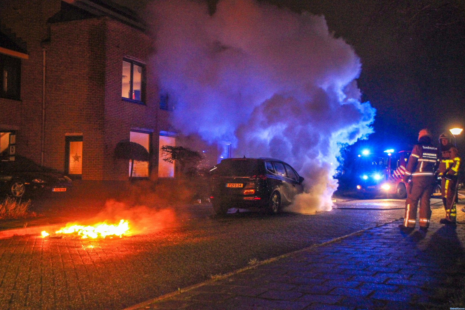 Brandende auto gaat enkele meters rijden