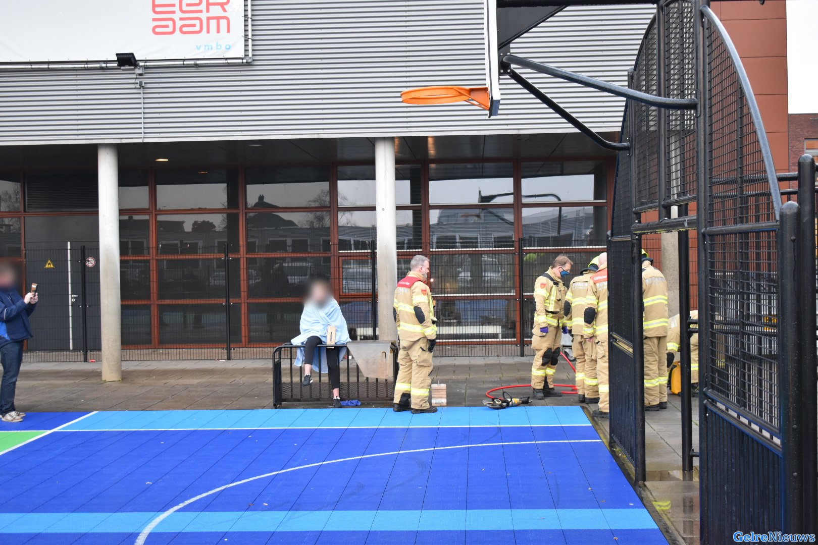 Jongen vast met been in voetbalgoal bij school Elst