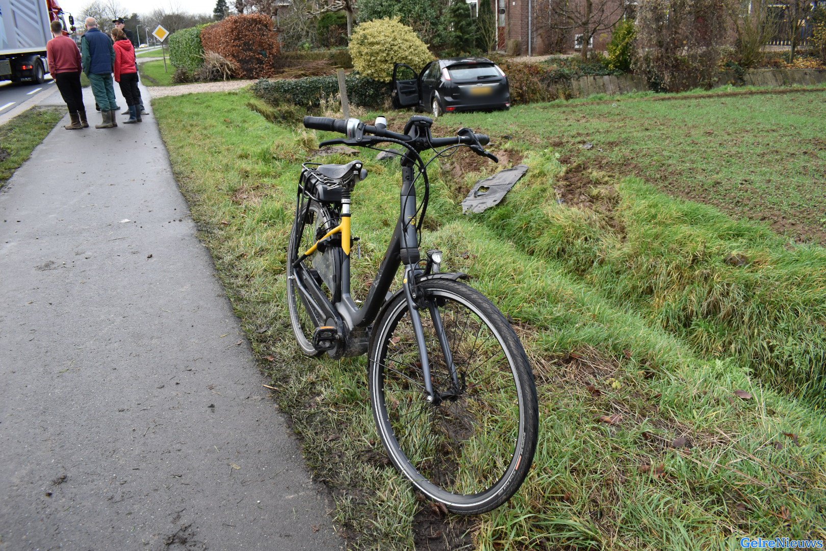 Fietser gewond bij het oversteken in Gendt: auto belandt in weiland