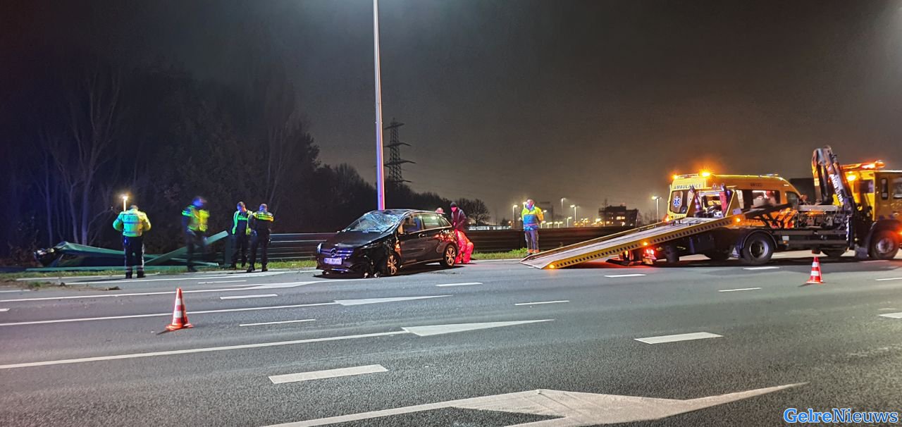 Auto over de kop bij ongeval op A73