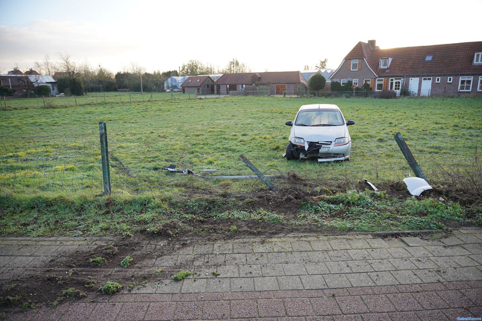 Auto vliegt uit de bocht en belandt in weiland: bestuurder gevlucht