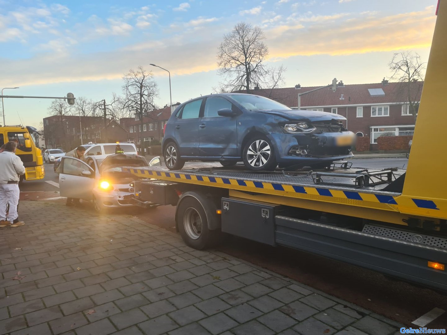 Auto’s botsen op kruising in Nijmegen frontaal op elkaar