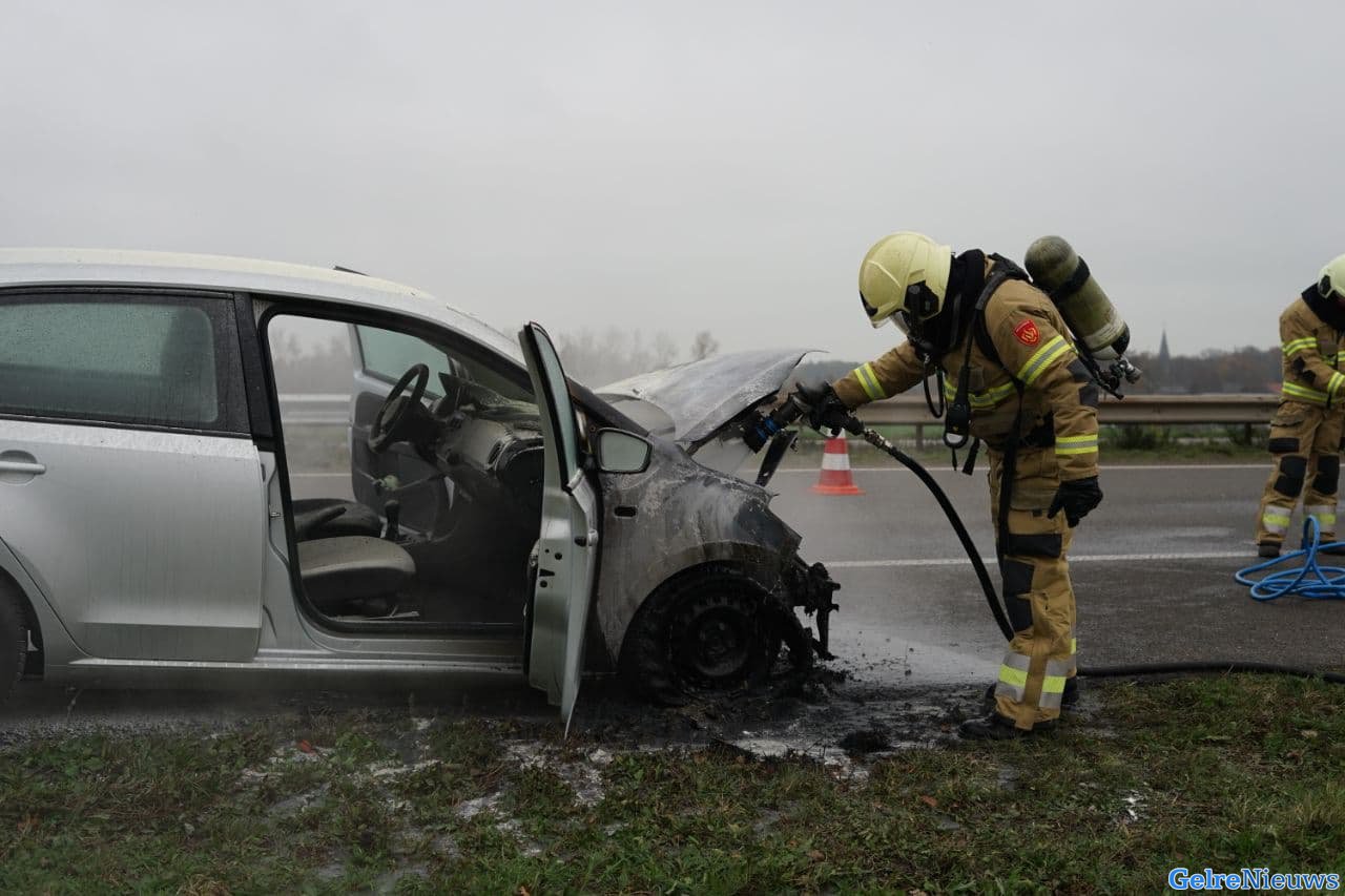 Auto vliegt in brand op A326 bij Wijchen