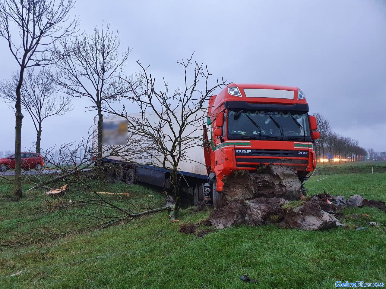 Vrachtwagenchauffeur onder invloed crasht en schiet weiland in