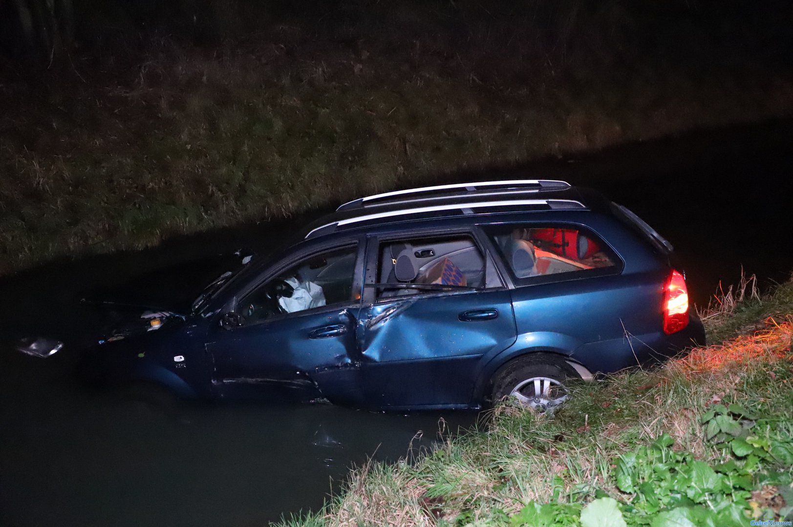 Automobilist belandt in de sloot naast A73 bij Nijmegen