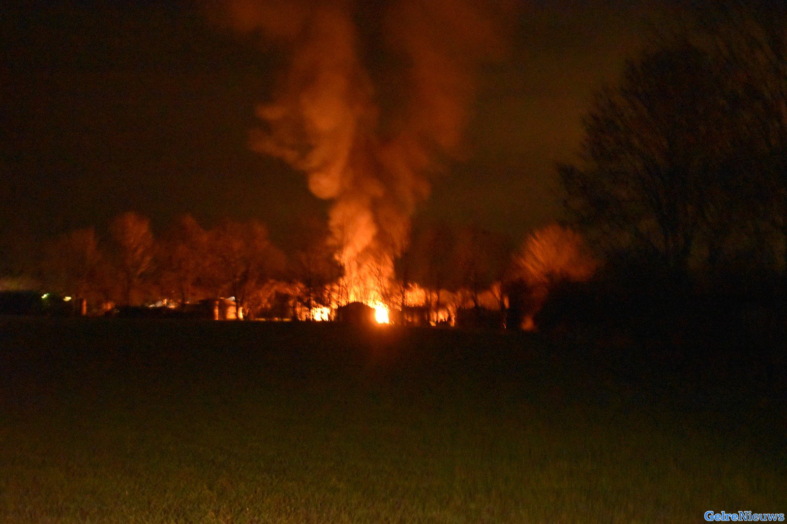 Caravan gaat in vlammen op in Angeren