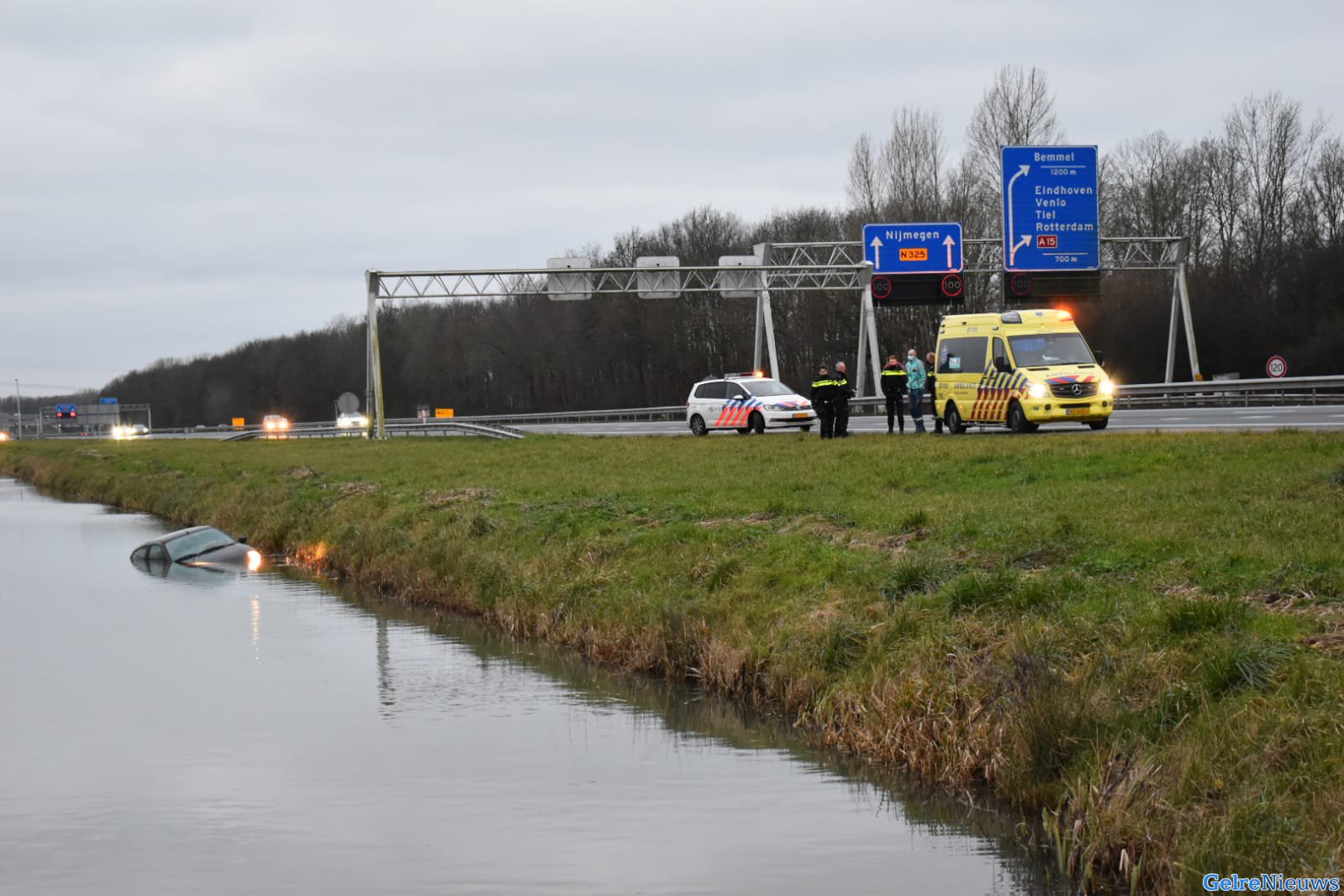 Auto raakt van A325 en belandt in de sloot