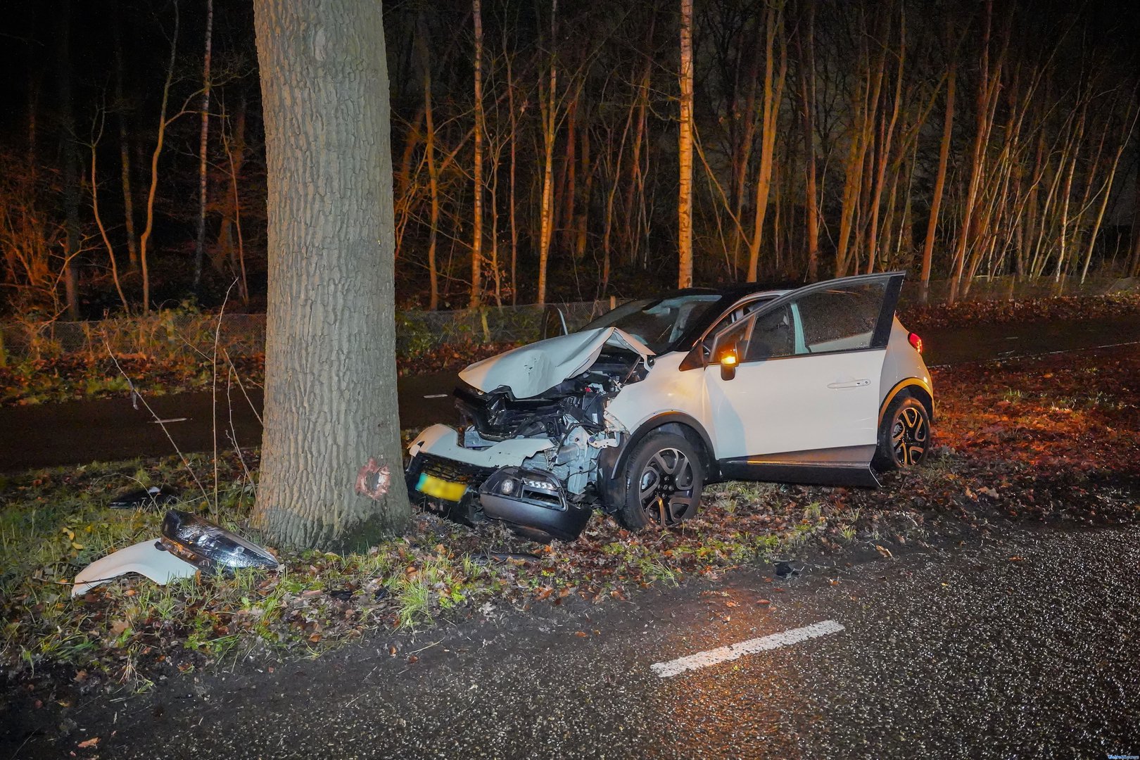 Automobilist botst frontaal tegen boom in Overasselt