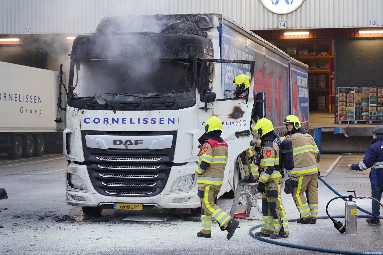 Vrachtwagen vliegt in brand in Nijmegen