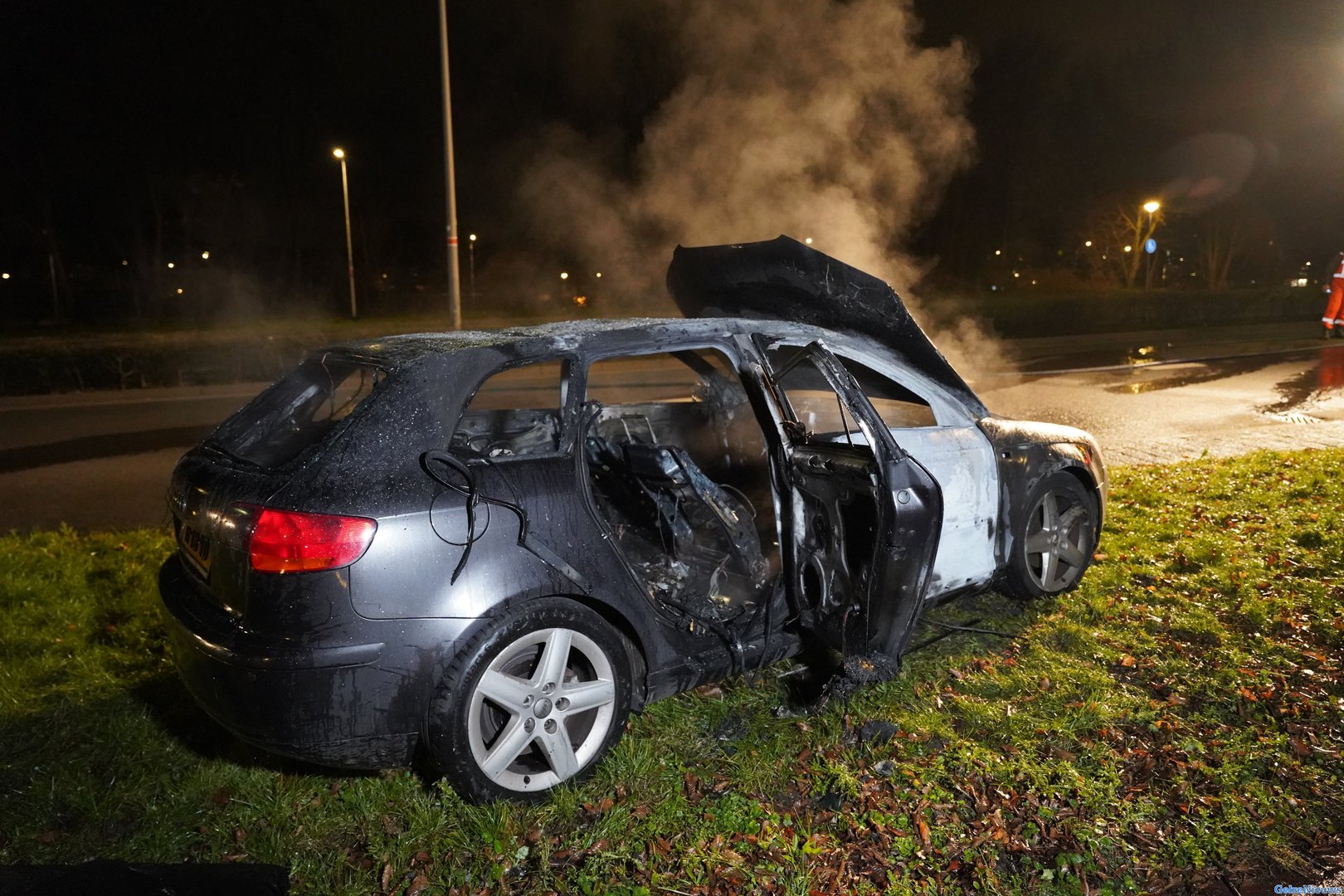 Auto vliegt in brand op brug Nijmegen en rolt achteruit