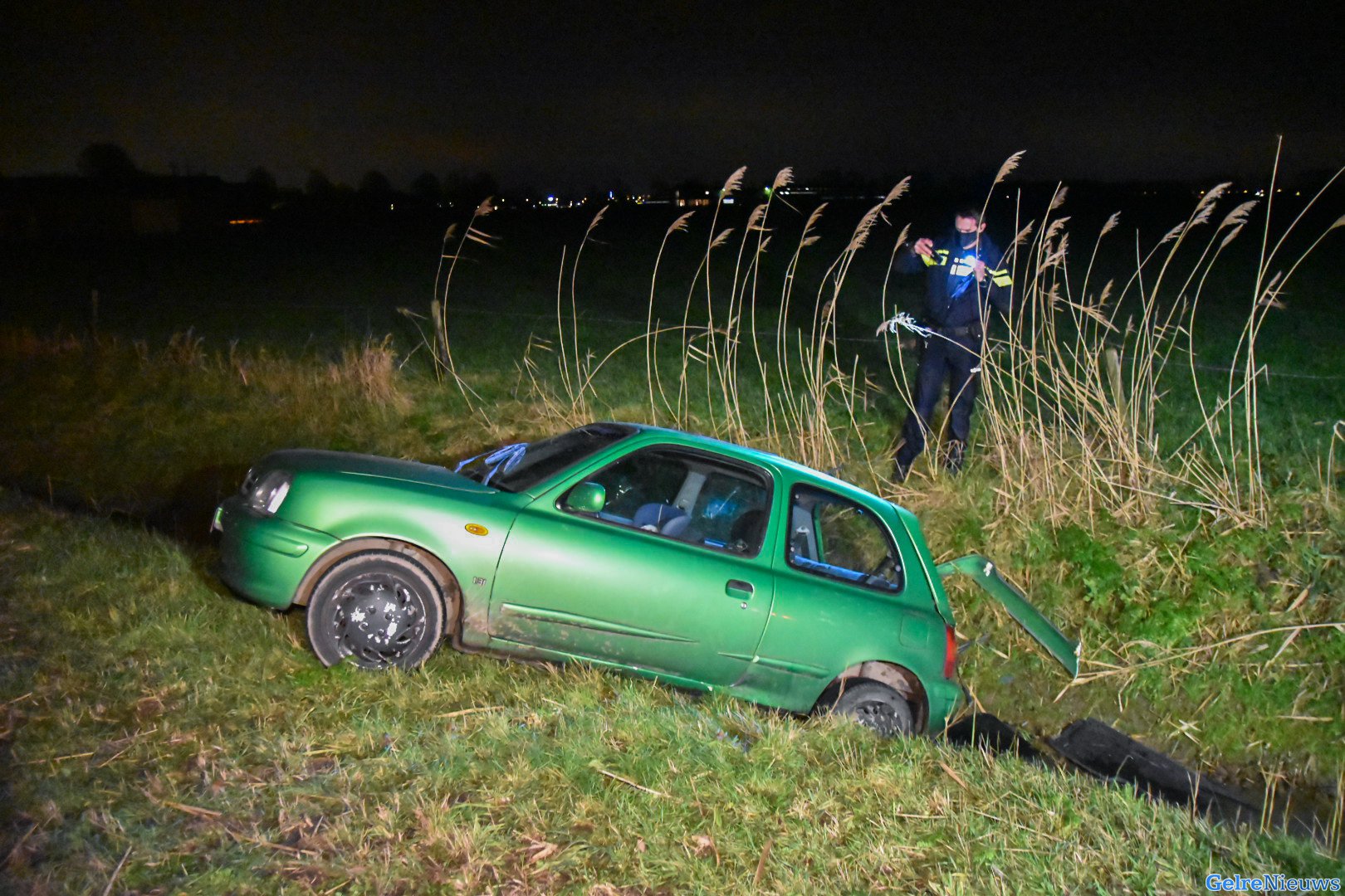 Auto belandt in sloot langs N837 bij Randwijk