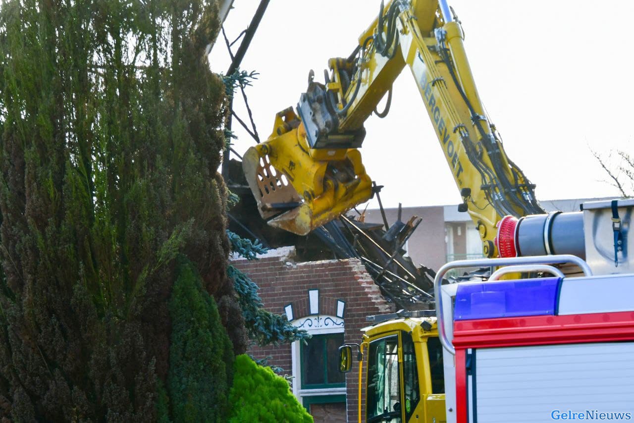 Uitgebrande woning wordt gesloopt na vermoeden van lichaam onder puin