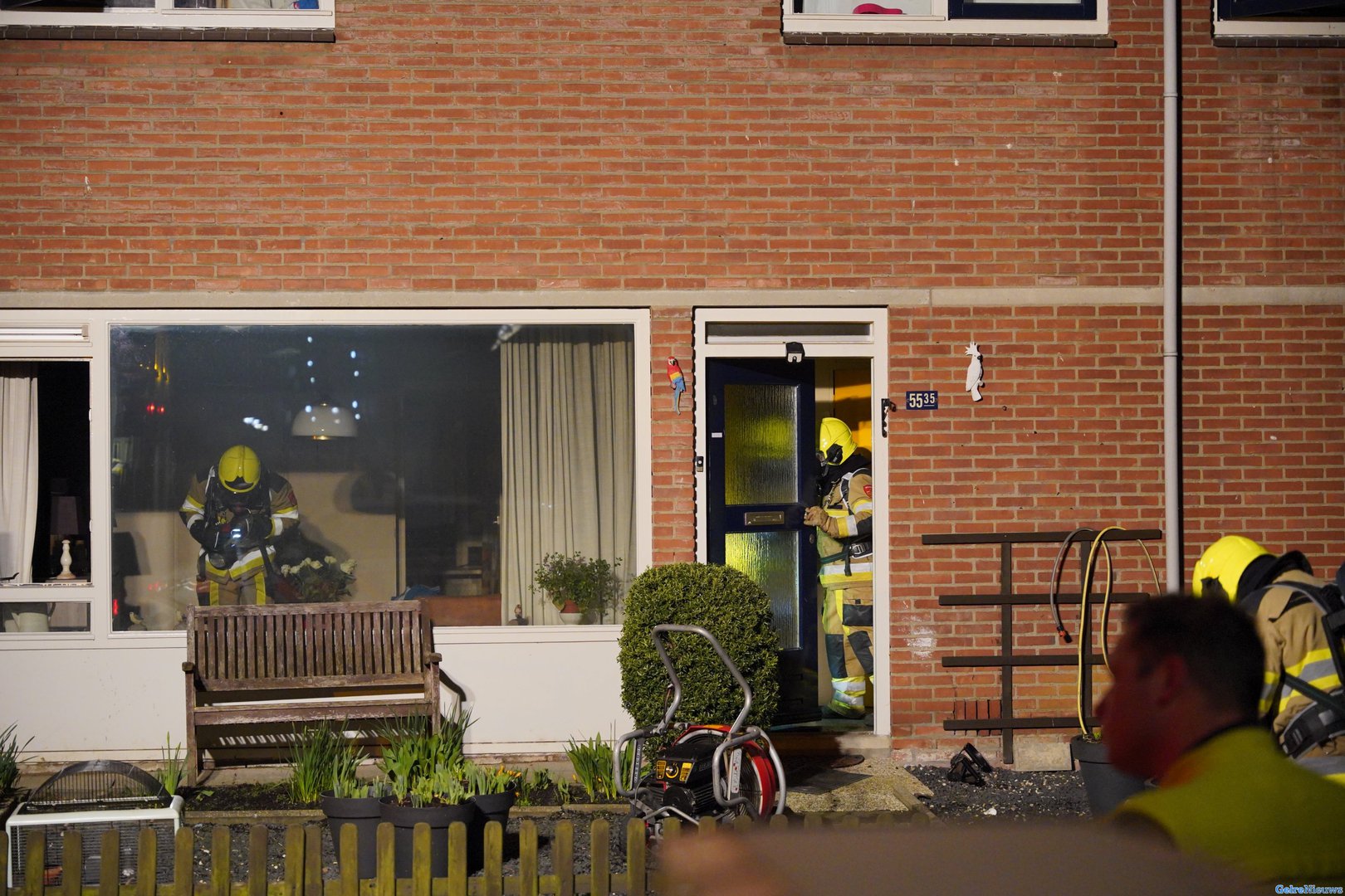 Brandweer redt vogels bij woningbrand