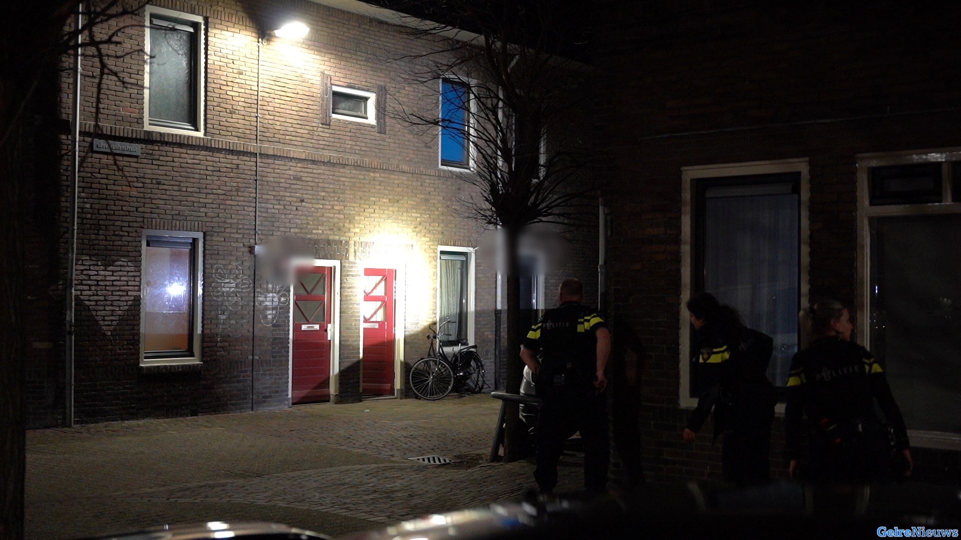 VIDEO: Politie roept mensen uit huis na melding schietpartij