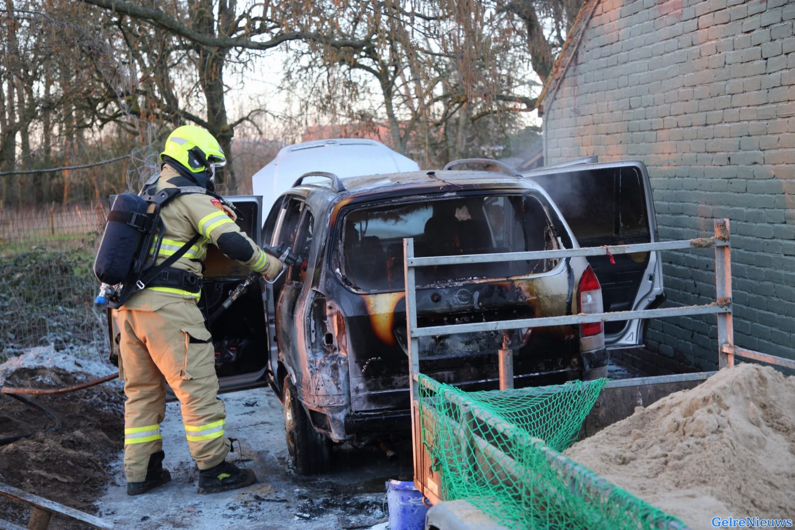 Auto verwoest door brand in Angeren