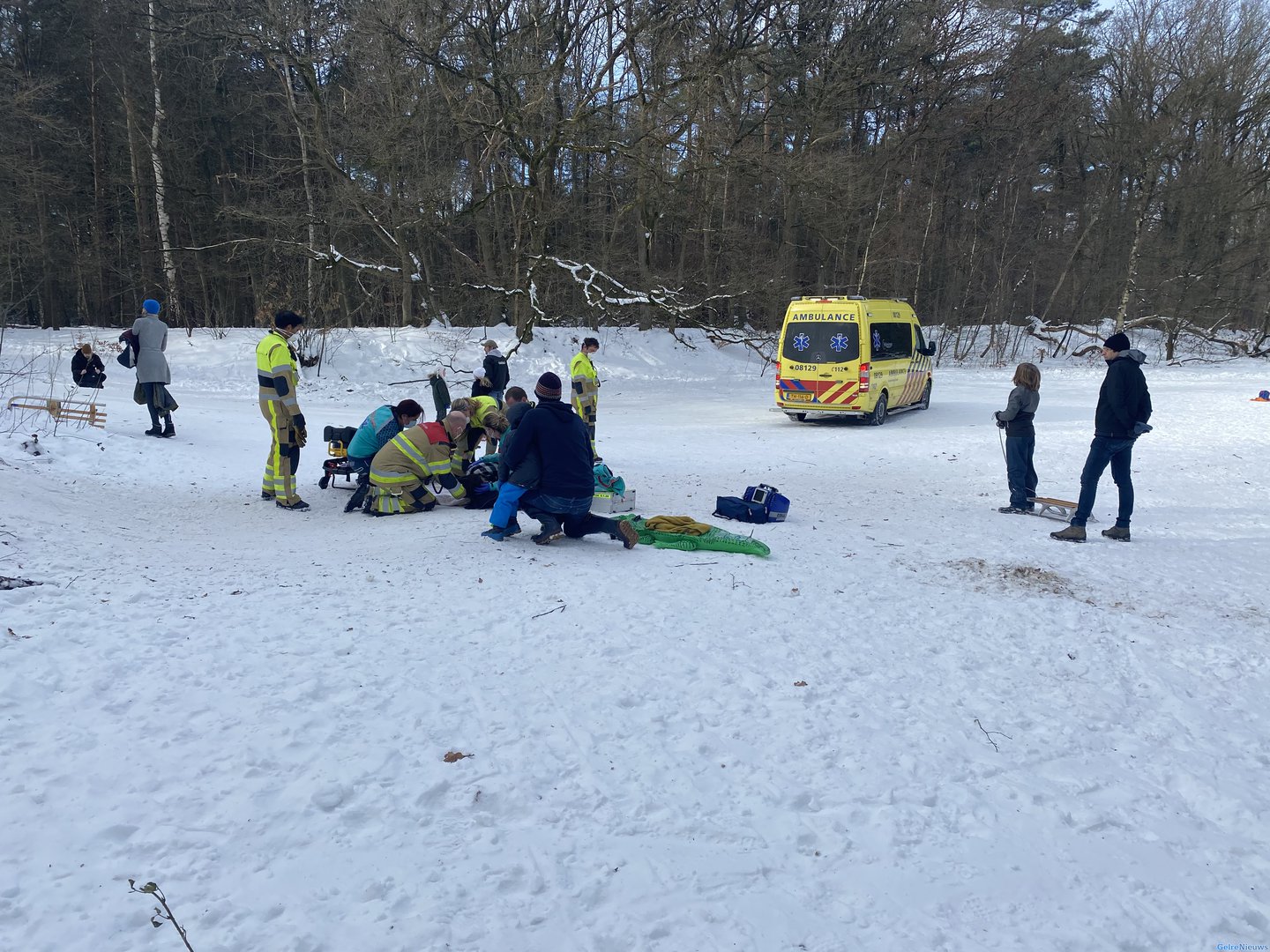 Moeder gewond die met gezin aan het sleeën was