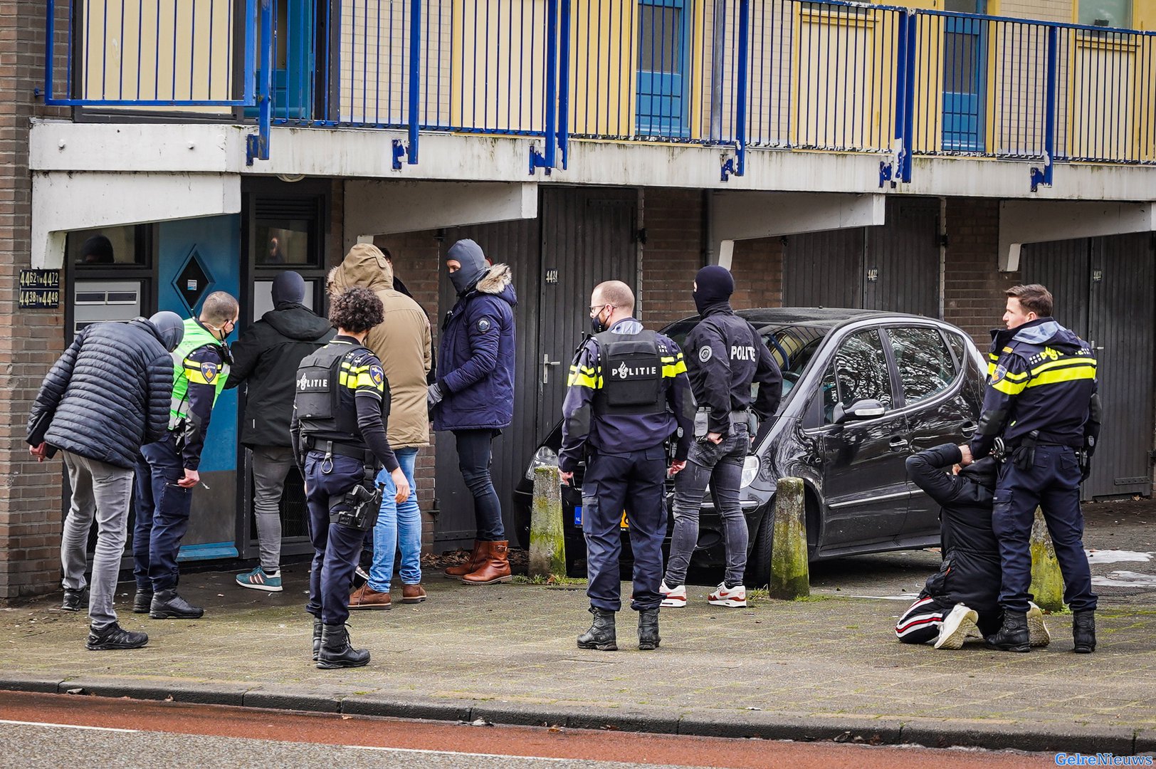 Arrestatieteam doet inval in beruchte flatwoning Nijmegen