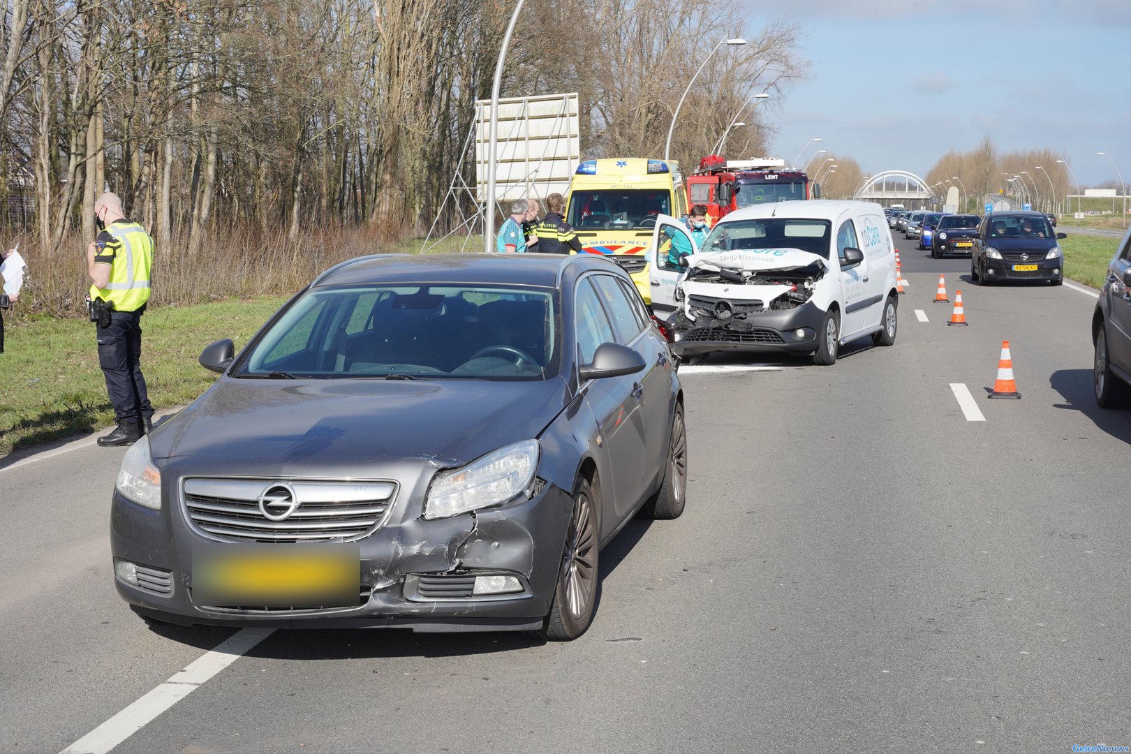 Kop-staart botsing op N325 in Lent