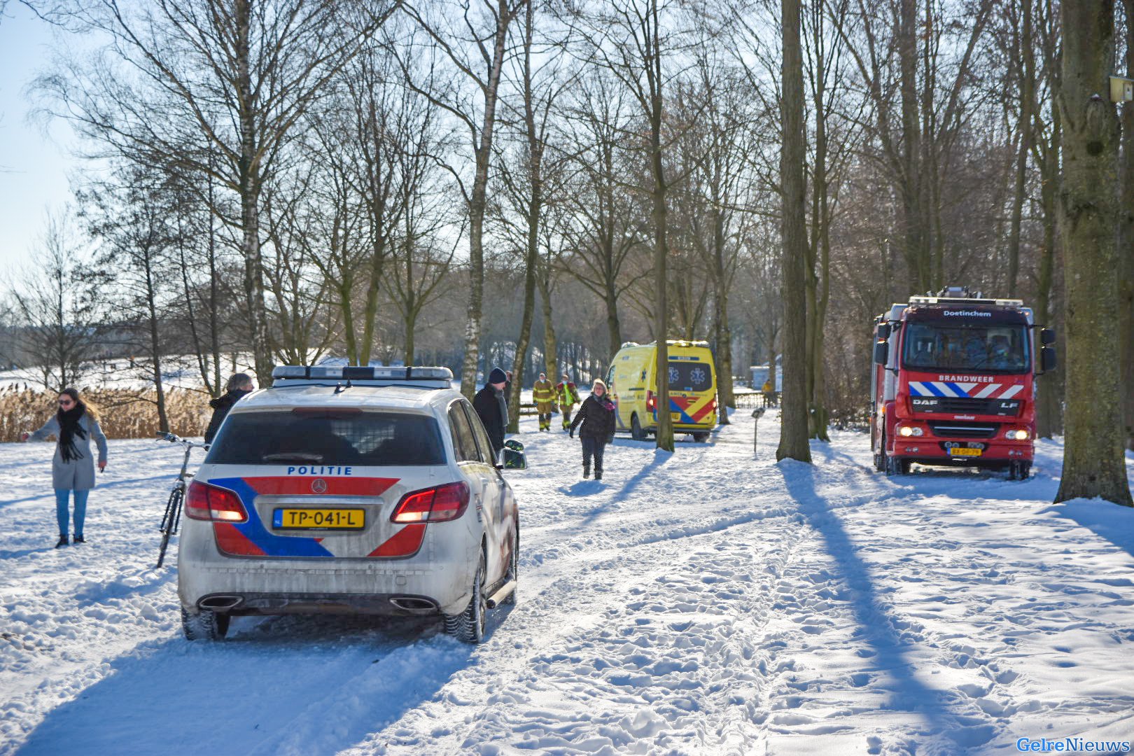 Persoon zakt door ijs op recreatieplas in Braamt