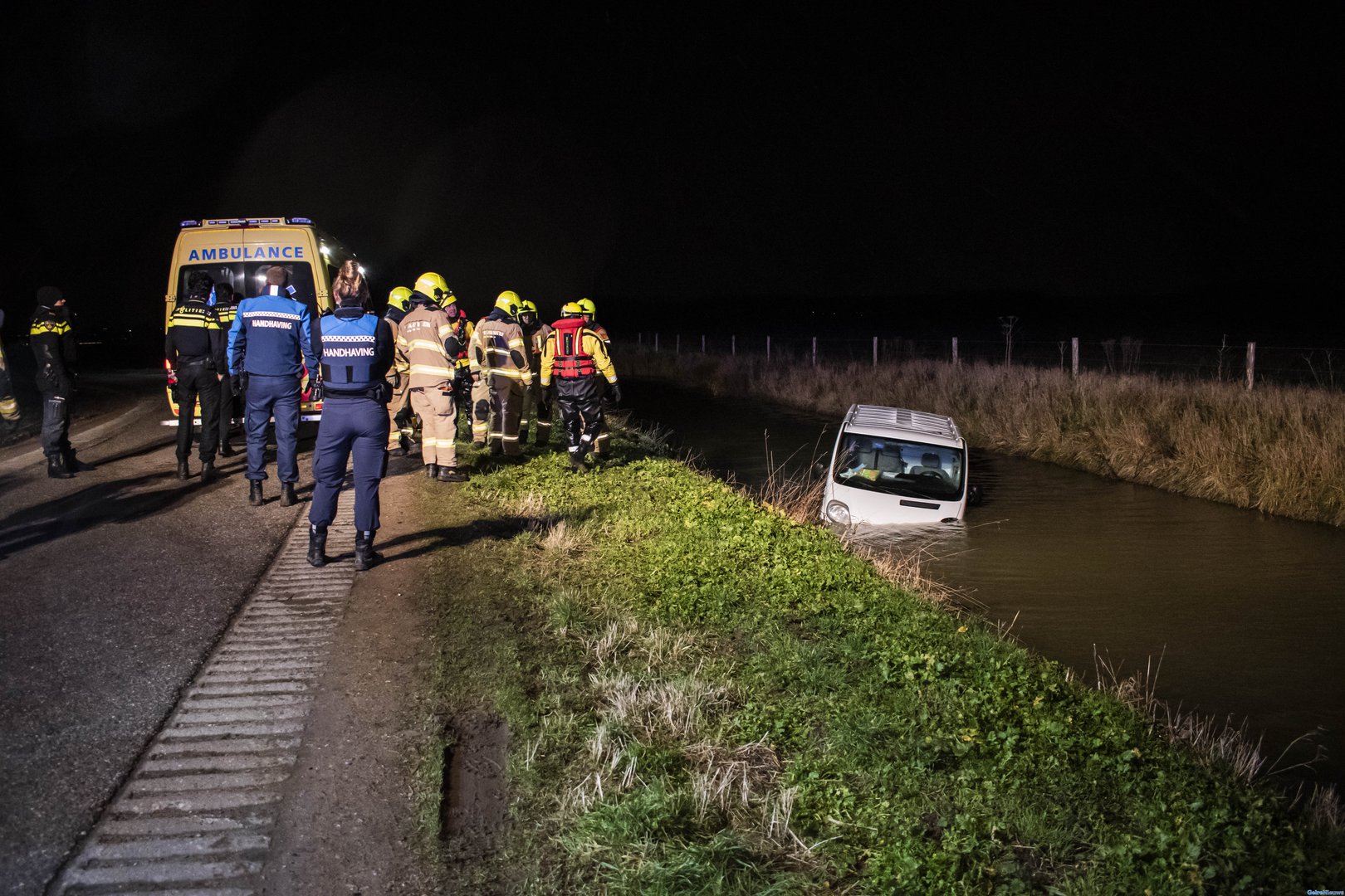 Brandweer redt vrouw uit te water geraakte bestelbus