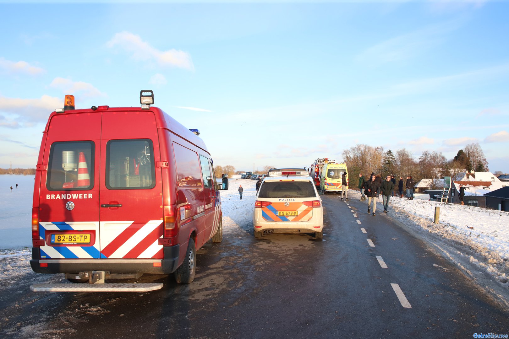 Personen zakken door ijs, 1 slachtoffer met spoed afgevoerd