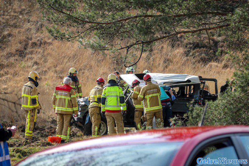 Auto met vier inzittende crasht op de heide in Hoog Soeren